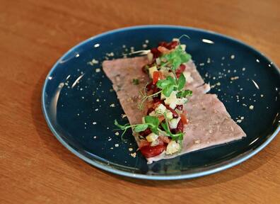 Brauner Bohnensalat mit Zimt, Zitrone und Kalb.