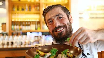 Lecker und gesund: Robert Awakjan, Chefkoch in „Schuberts Brasserie“ kocht mit Hülsenfrüchten.