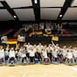 Freuen sich über Bronze bei der Rollstuhlbasketball-Europameisterschaft: das deutsche Team mit Bundestrainer Jan Haller (links).