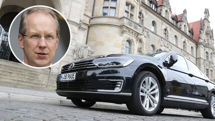 Das Auto von OB Stefan Schostok vor dem Rathaus in Hannover.