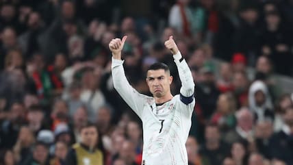 Reagiert ironisch mit hochgestrecktem Daumen Richtung irischer Fans auf seine Rote Karte: Cristiano Ronaldo.