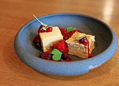 Erdnuss-Krokant-Mousse mit roter Glühwein-Grütze.