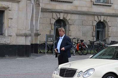 Harald Härke am Dienstagmittag auf dem Weg ins Rathaus.