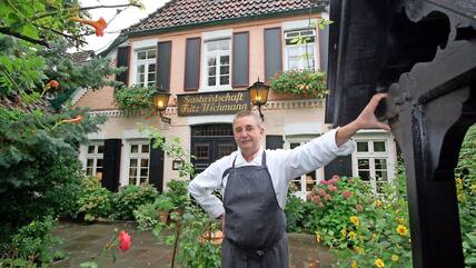 GESCHICHTE: Das „Landgasthaus Wichmann“ an der Hildesheimer Straße mit dem früheren Inhaber Gerd Weick.