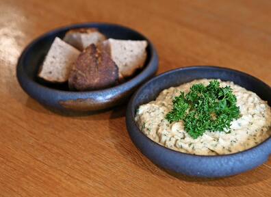 Hummus mit Brot.