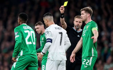 Der Schiedsrichter zeigte Cristiano Ronaldo zunächst die Gelbe Karte – nach Videobeweis wechelste die Farbe.