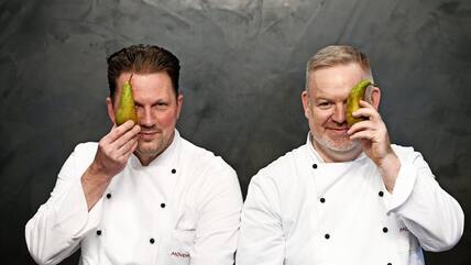 Im Namen der Birne: Oliver Hodemacher (links) und Dirk Uiffinger vom Mövenpick am Kröpcke haben Rezeptideen für das Obst.