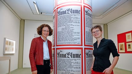 An Anna Blume: Die Kuratorinnen Isabel Schulz (links) und Katrin Kolk haben die Merz-Schau zusammengestellt.